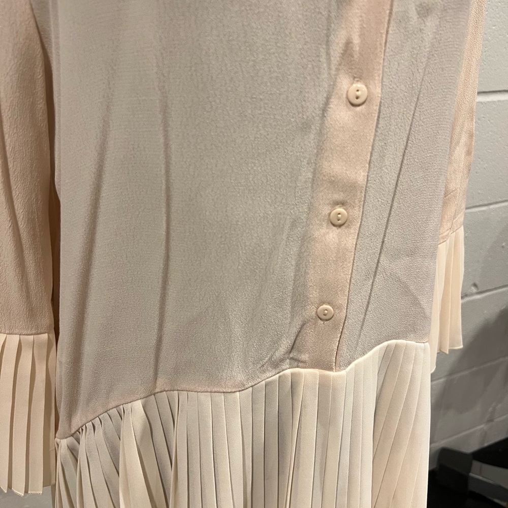 SOLD: Cream V-Neck Pleated Women's Top Size Medium - Picture 4 of 7